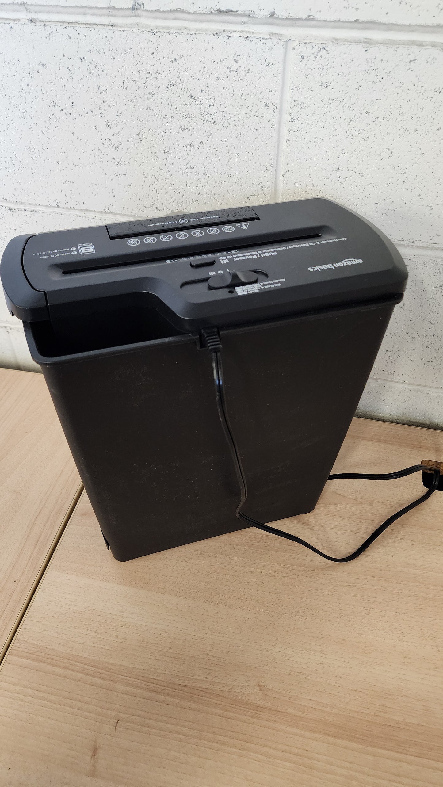 8-Sheet Strip-Cut Paper, CD and Credit Card Home Office Shredder